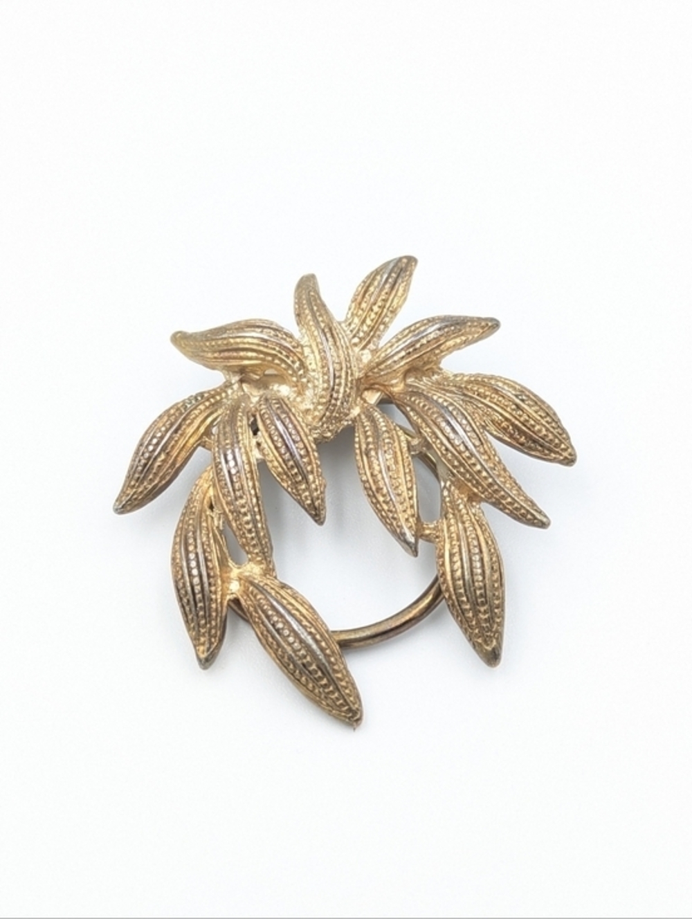 5/25$  Vintage gold tone textured leaf scarf ring clip slide statement